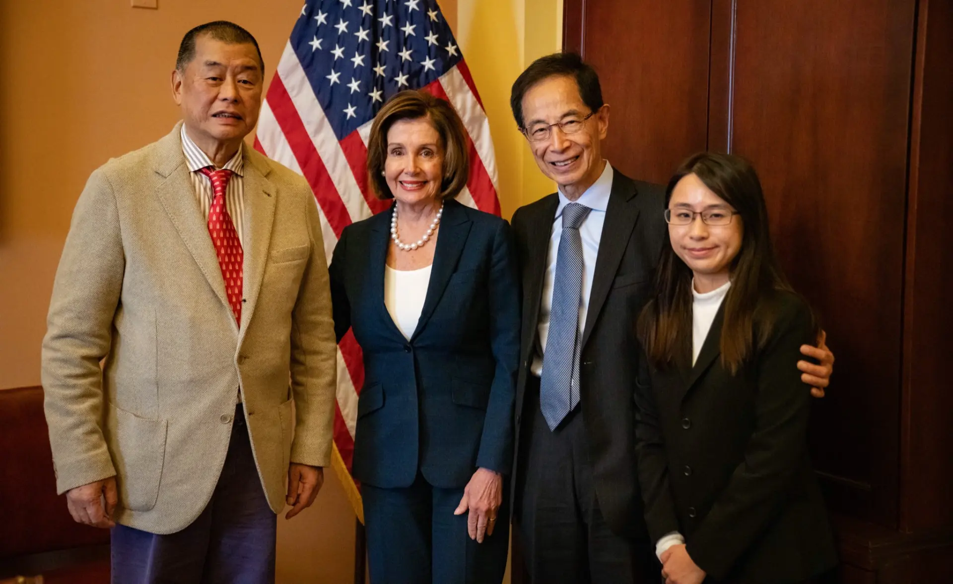 黎智英長期以媒體為武器，散播煽動性言論，美化暴力、挑撥對立，更屢次竄訪境外，乞求外國勢力制裁中國、干預香港事務，甚至公然叫囂「為美國而戰」。(圖：維基百科)