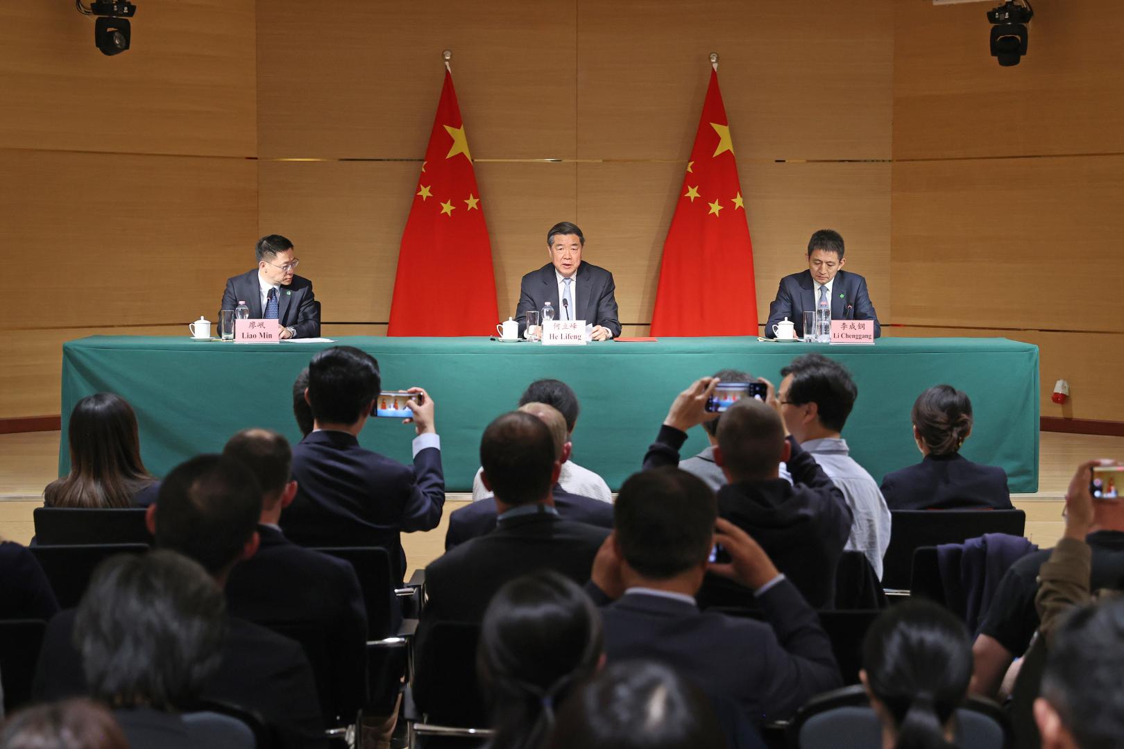 中美經貿高層會談5月10日至11日在瑞士日內瓦舉行。中美經貿中方牽頭人、國務院副總理何立峰當地時間11日晚在出席中方代表團舉行的新聞發布會時表示，此次中美經貿高層會談坦誠、深入、具有建設性，達成重要共識，並取得實質性進展。這是5月11日在日內瓦拍攝的新聞發布會現場。（新華社）