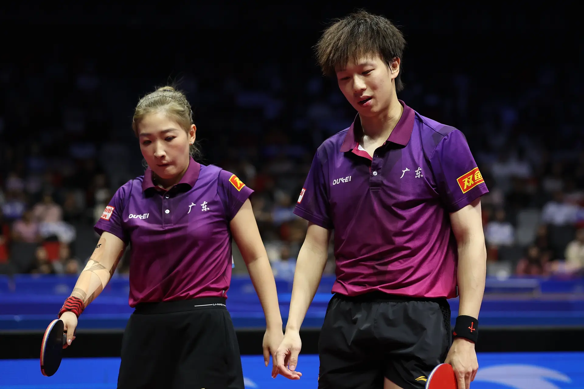 代表廣東隊的「詩與遠方」組合劉詩雯、林高遠，面對江蘇隊「00 後」組合陳垣宇、蒯曼，在 0:2 落後的劣勢下連扳 4 局，最終以總比分 4:2 逆轉奪金。(圖：新華社)