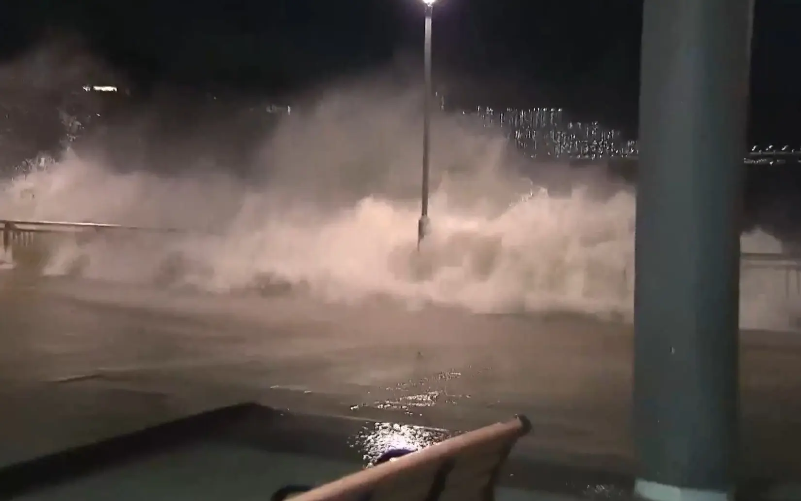 據政府最新數據，截至 24 日早上八時，民政事務總署共開放 49 個臨時庇護中心，747 人入住。(圖：網絡翻攝)