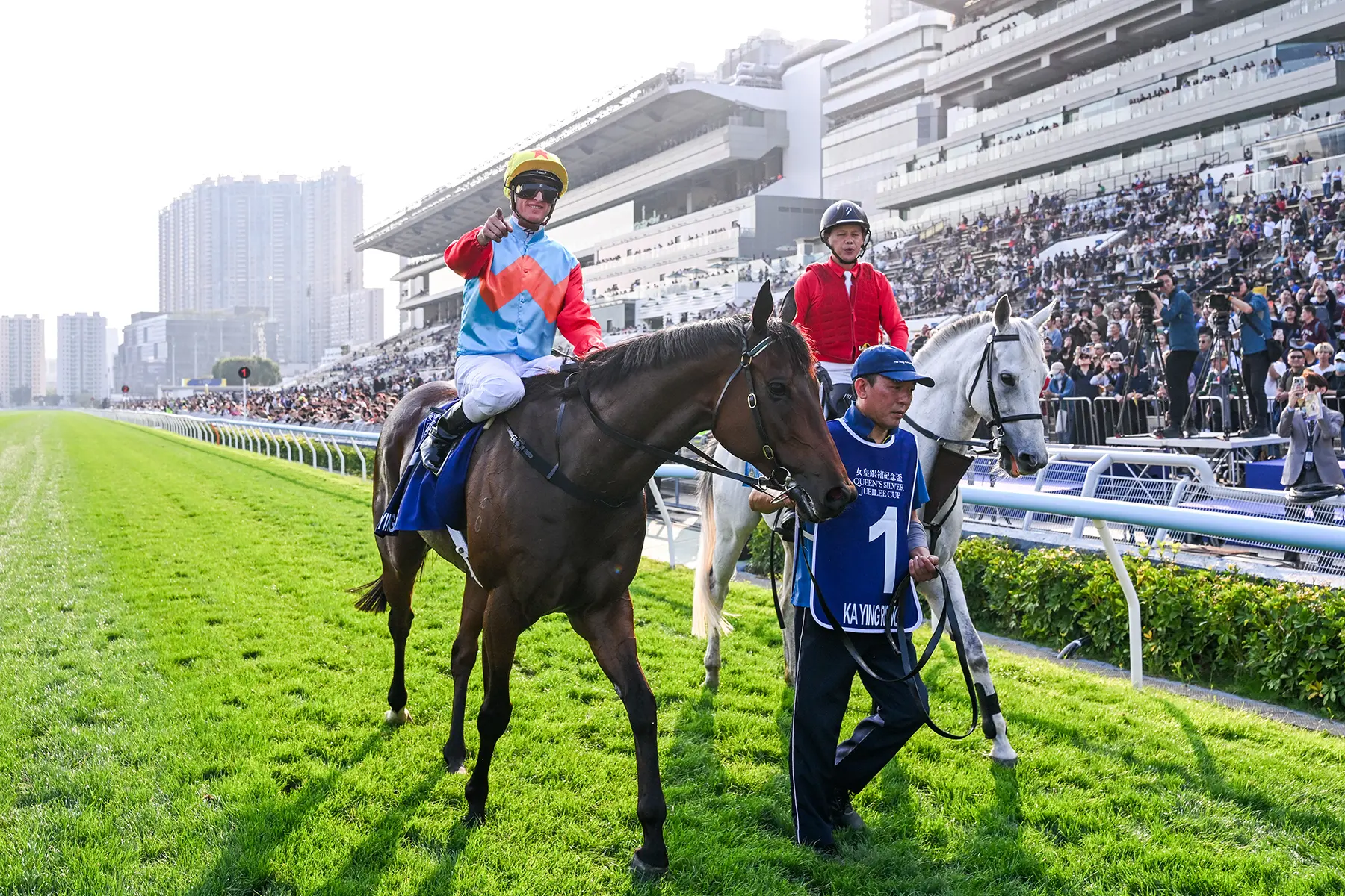 這位馬王的成就可謂顯赫非凡，卻並非系出名門。其時父系Shamexpress曾勝出澳洲一級賽新市場讓賽（1200米），但母系Missy Moo從未攻下任何一級賽，「嘉應高昇」憑藉自身凌厲的加速力與爆發力，一步步締造傳奇。(圖：賽馬會)