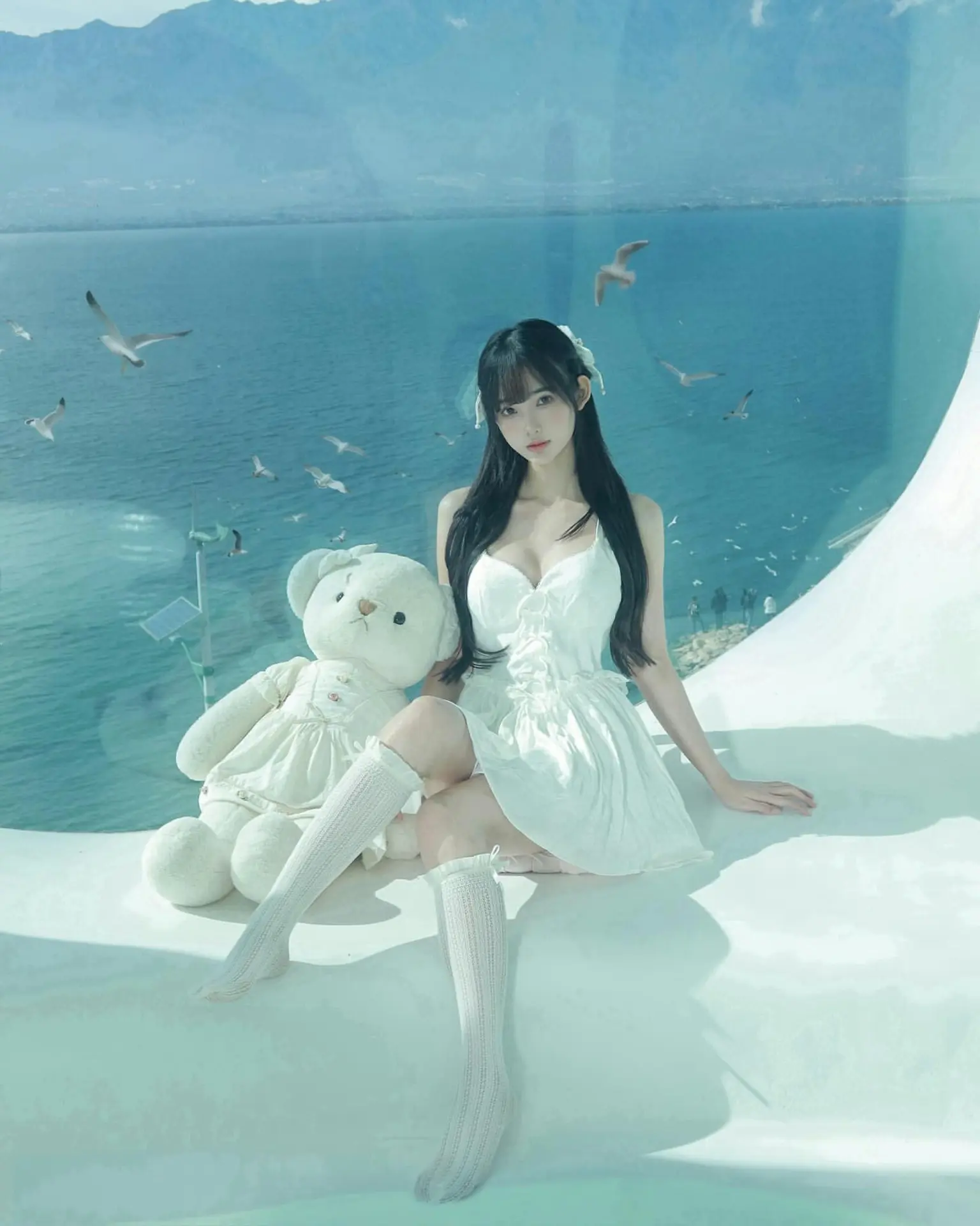 而七七的身份也隨之受到關注，公開資料顯示她是23歲的中國網紅，目前在美國就讀帕森設計學院，社交平台累積不少粉絲，其個人形象與背景也逐漸被大眾熟知。(圖片：annalisaqiqi@IG)