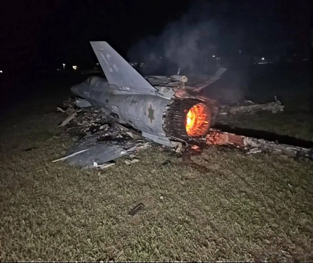 圖：伊朗軍方透過國營電視台宣稱，伊朗軍方成功擊落侵犯領空的兩架以色列F-35戰機。（翻攝自X）