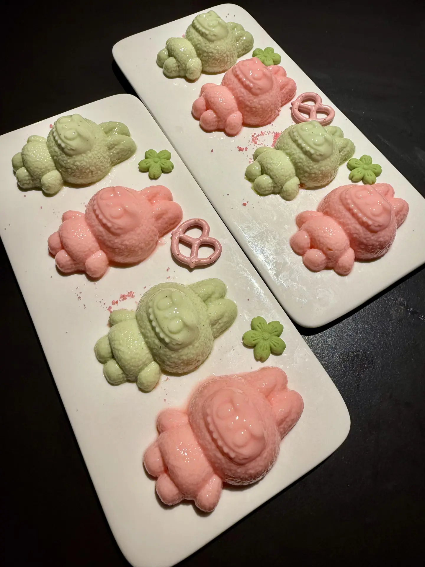 贛辛野（大悅城店），作為深圳首店，剛開業就成了打卡熱點。  店裡滿是山野風情，木質裝飾搭配綠植，處處透着贛菜的獨特美學，離地鐵口又近，逛累了隨時能鑽進去解饞。（來源：小紅書）