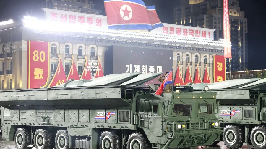 朝鮮勞動黨成立80周年閱兵　新型「火星-20」洲際導彈震撼亮相   多款先進武器齊聚金日成廣場的封面圖片