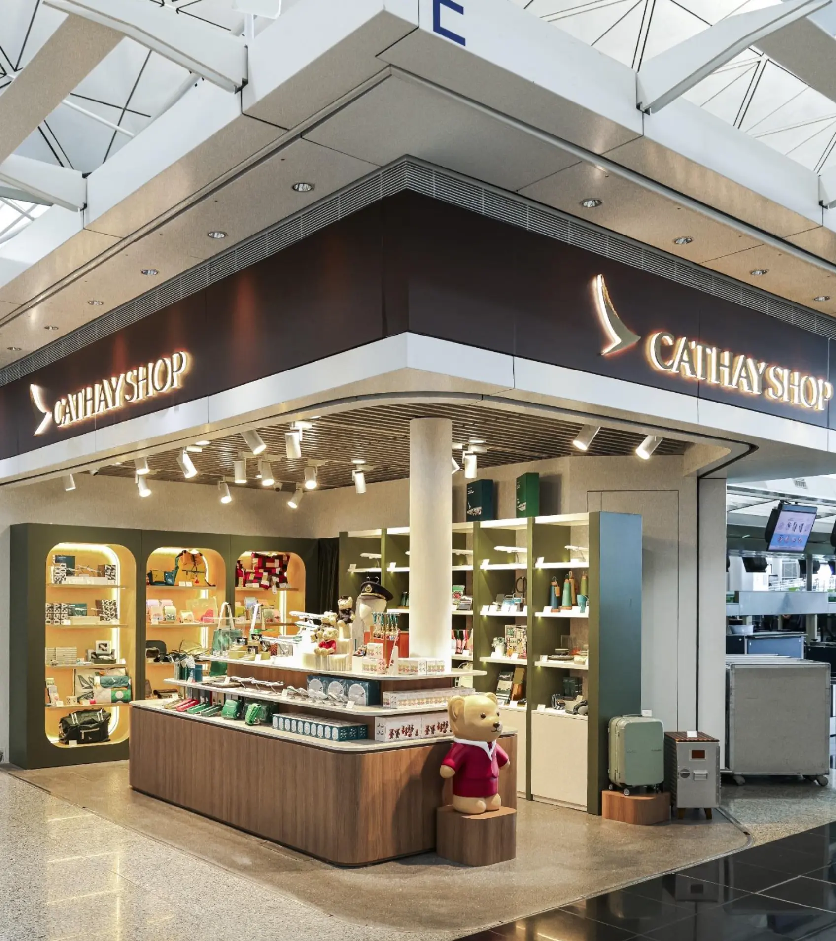 國泰80周年機場限定店位於香港國際機場一號客運大樓離港層（L7）E行段後7T042號舖，營業時間為早上7時至晚上11時。(圖：國泰航空)