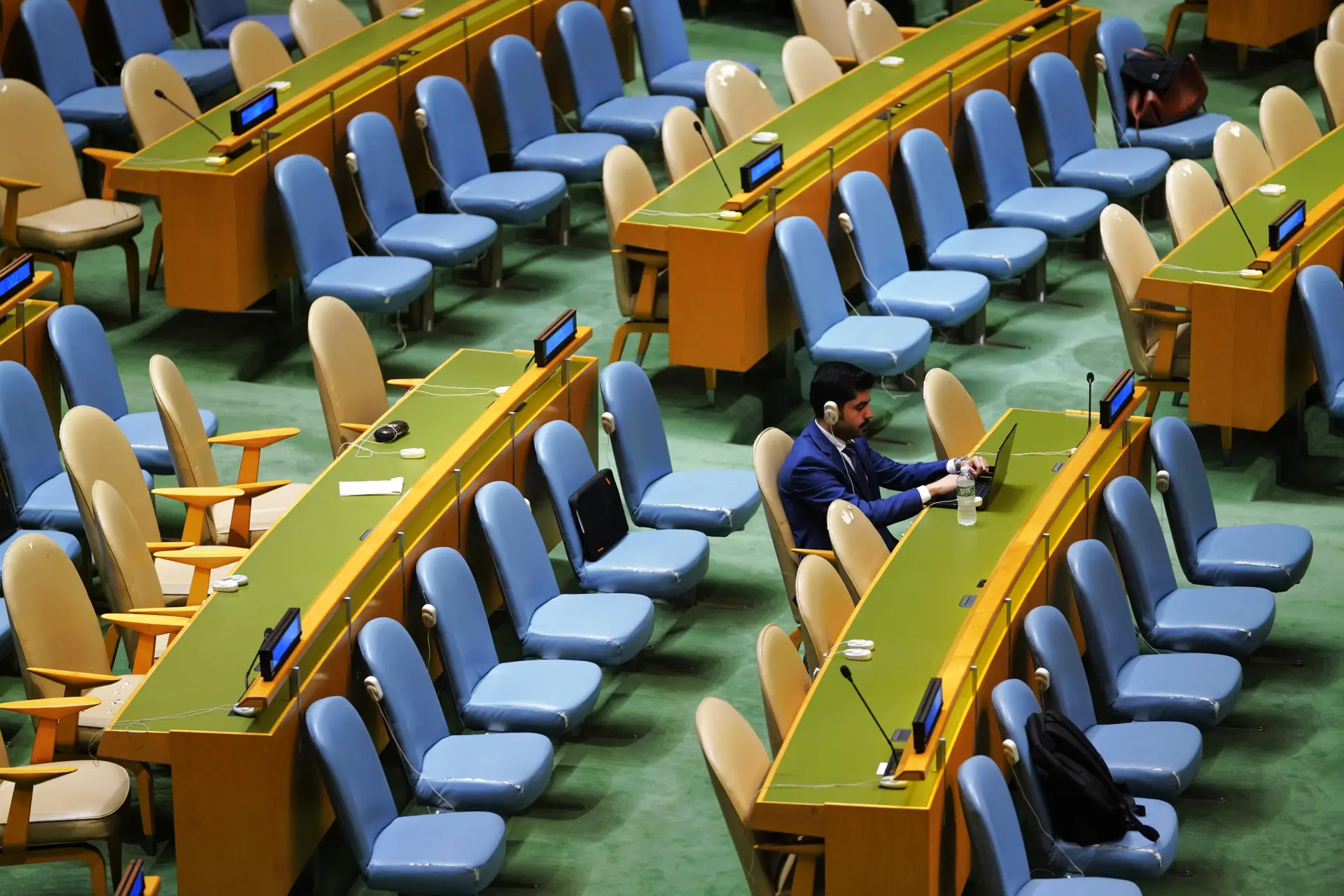 眾多聯合國會員國代表從不同方向退場抗議，數人更是徑直從內塔尼亞胡面前走開，代表席瞬間變得空空蕩蕩。(圖：新華社)