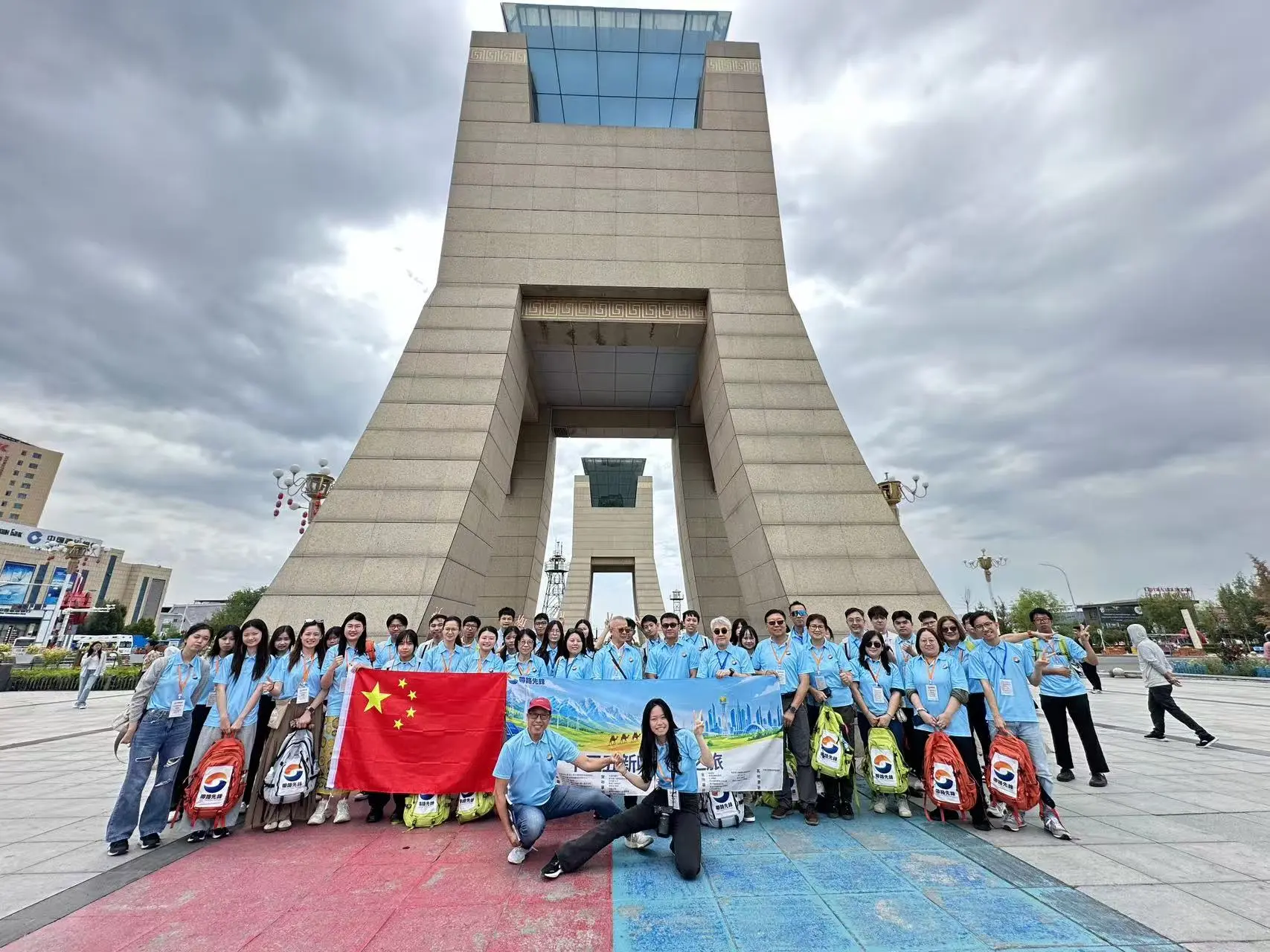 考察團團員在新疆外事辦負責人員陪同參觀霍爾果斯六號國門。(圖：陳鳳翔)