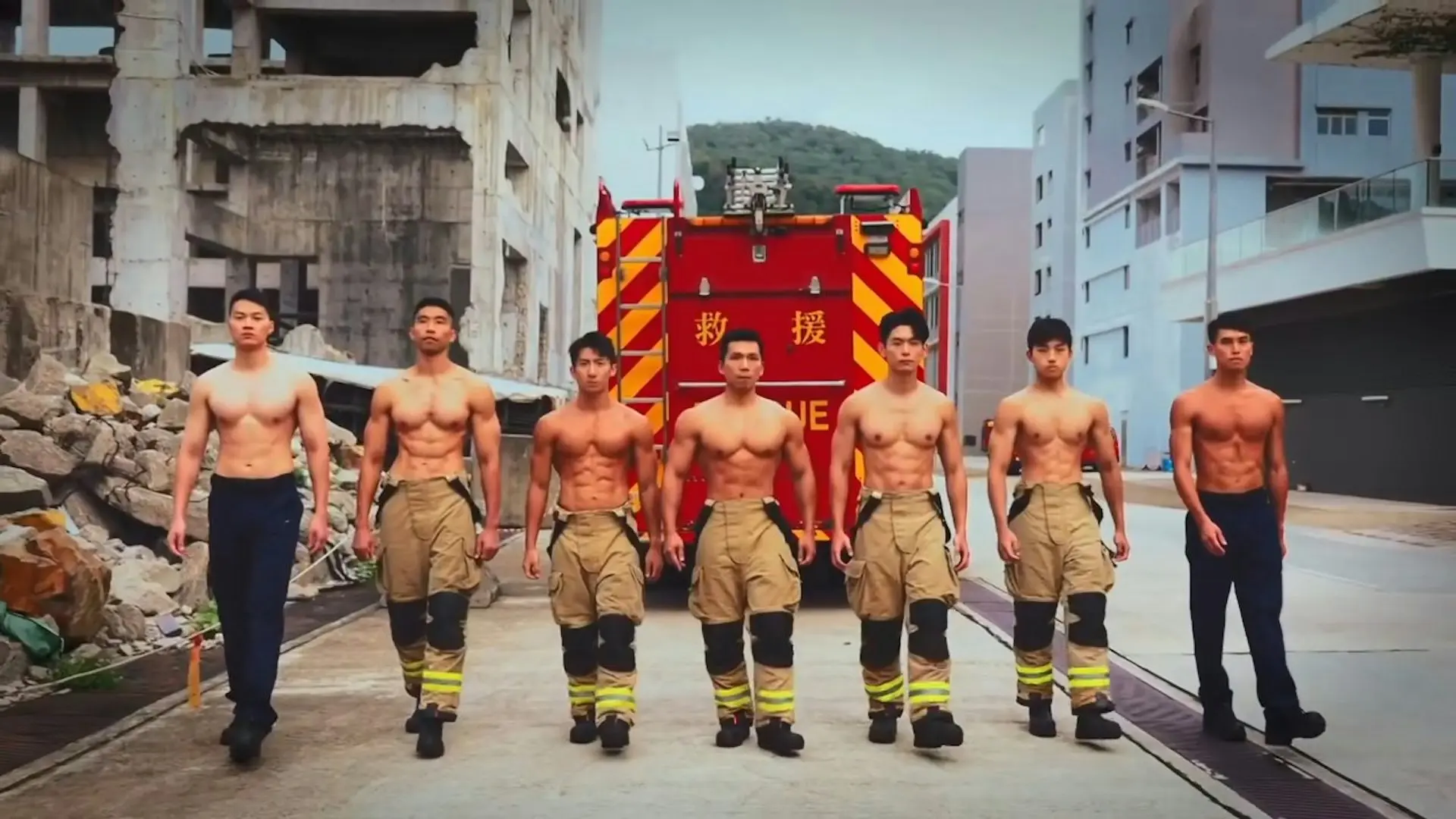 2026年度慈善月曆確認延續肌肉型男路線，官方釋出的宣傳影片中，7名現役消防員背靠消防車，大方脫去上衣，一字排開邁着整齊步伐前行，強健肌肉線條盡顯，滿滿的荷尔蒙瞬間俘獲大批網友目光。(圖：視頻截圖)