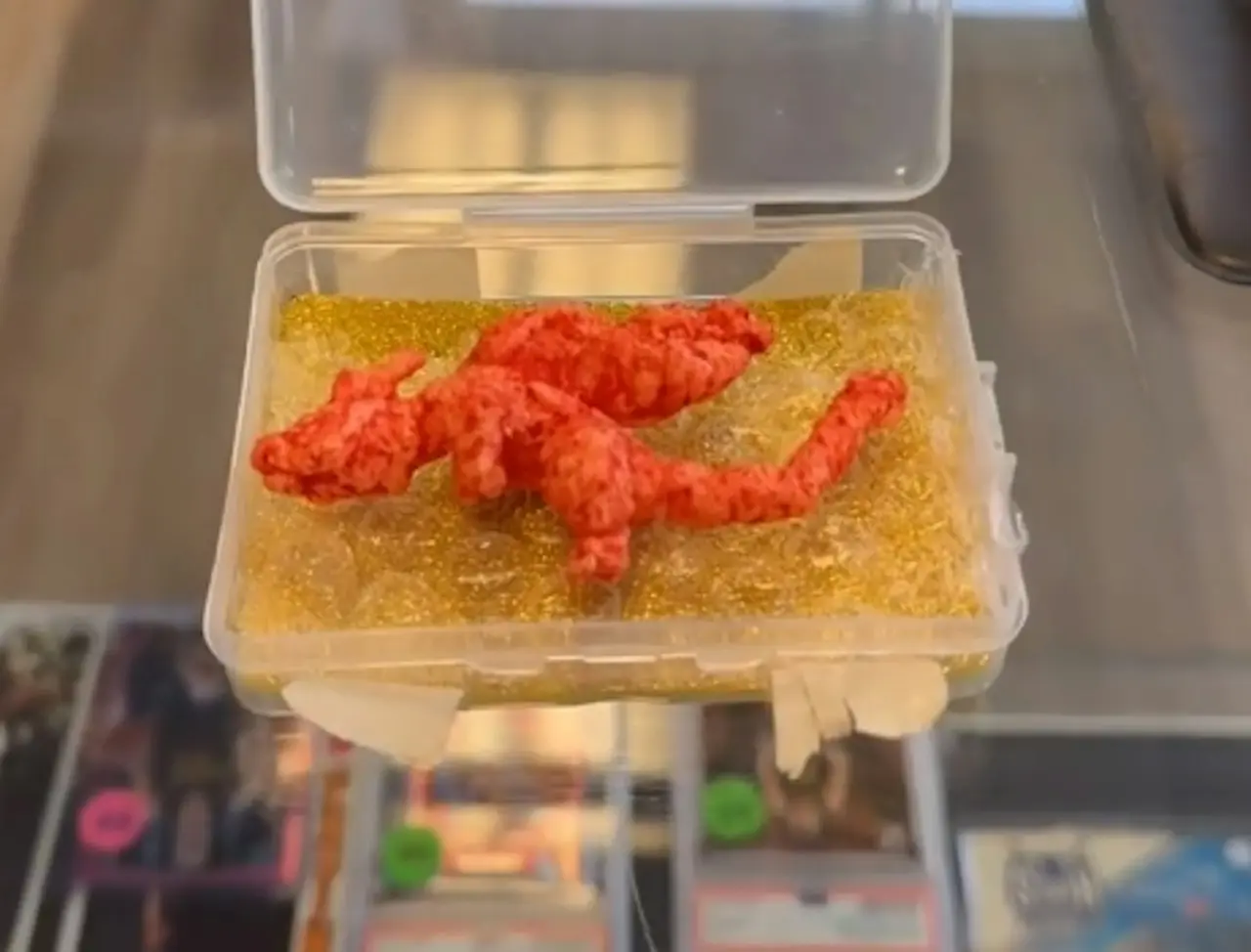 這片被網友戲稱為「噴火龍奇多（Cheetozard）」的零食，憑藉神似寶可夢（Pokémon）經典角色噴火龍的外觀，在拍賣會上創下驚人成交價，直接拿下專屬吉尼斯紀錄，震驚不少收藏圈與流行文化愛好者。（來源：1standgoal_collectibles@IG）