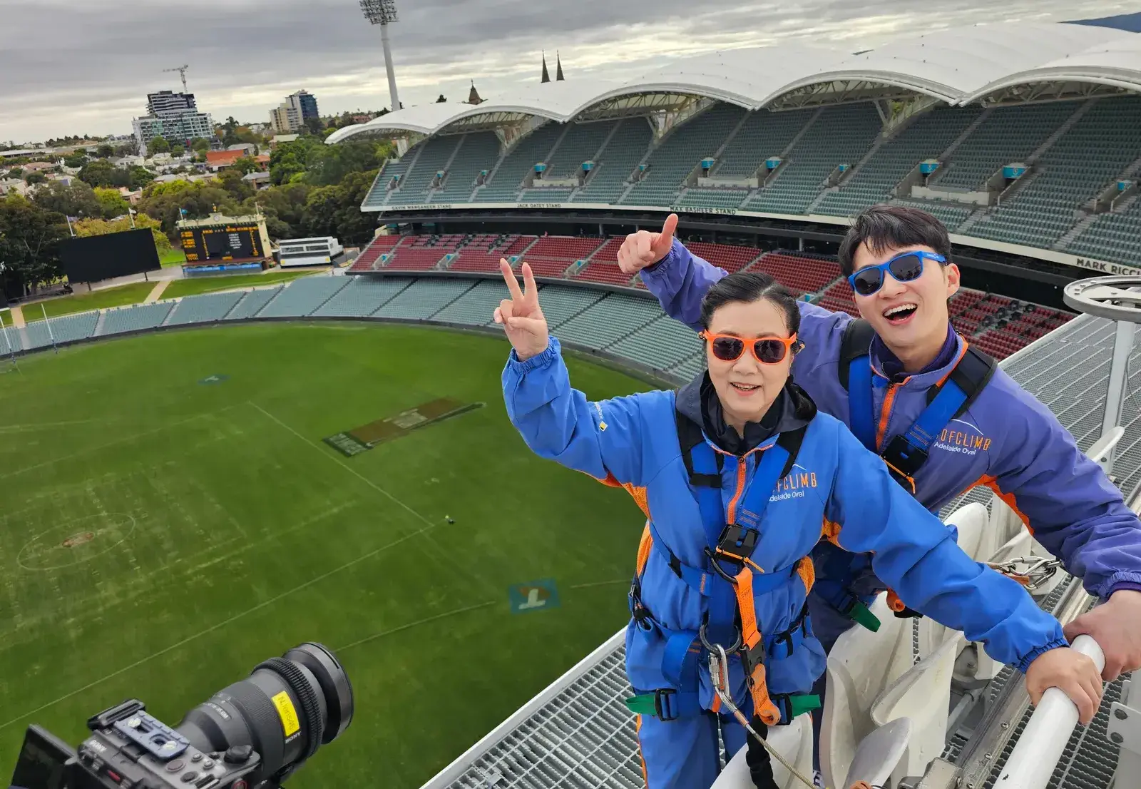 本集最大亮點，莫過於周嘉洛陪同有畏高症的汪明荃，挑戰人生第一次 Adelaide Oval 50 米高空 Roof Climb。向來事事講求絕對安全才敢嘗試的阿姐，在體驗前就難掩緊張，不斷深呼吸，更半開玩笑地讓周嘉洛「你試咗先試咗先」。(圖：TVB)