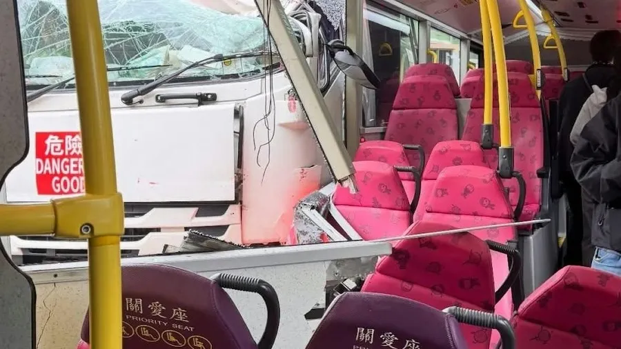 秀茂坪九巴遭運油車撞至車身劏開變型 3人受傷送聯合醫院的封面圖片
