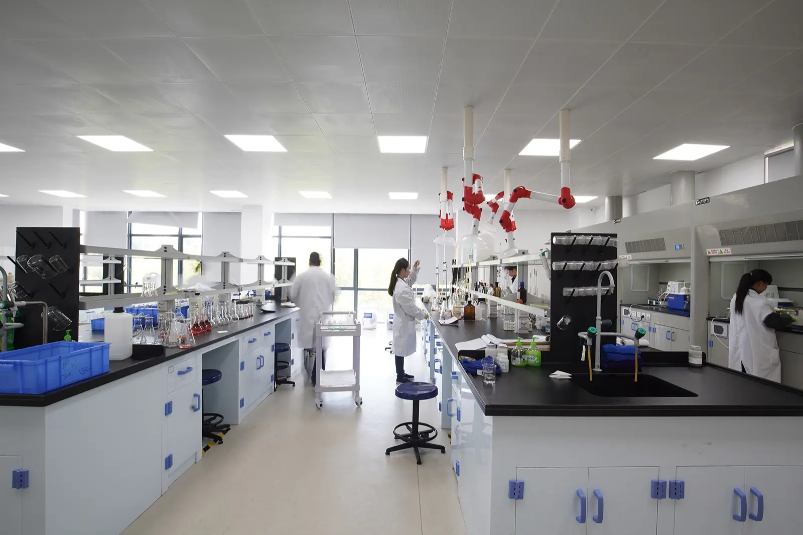 業績方面，中偉新材呈現穩中有變的發展態勢。2025 年首 6 個月，公司實現收入 213.22 億元人民幣，按年增長 6.2%，保持了業務規模的穩步擴張。(圖：中偉新材官網)