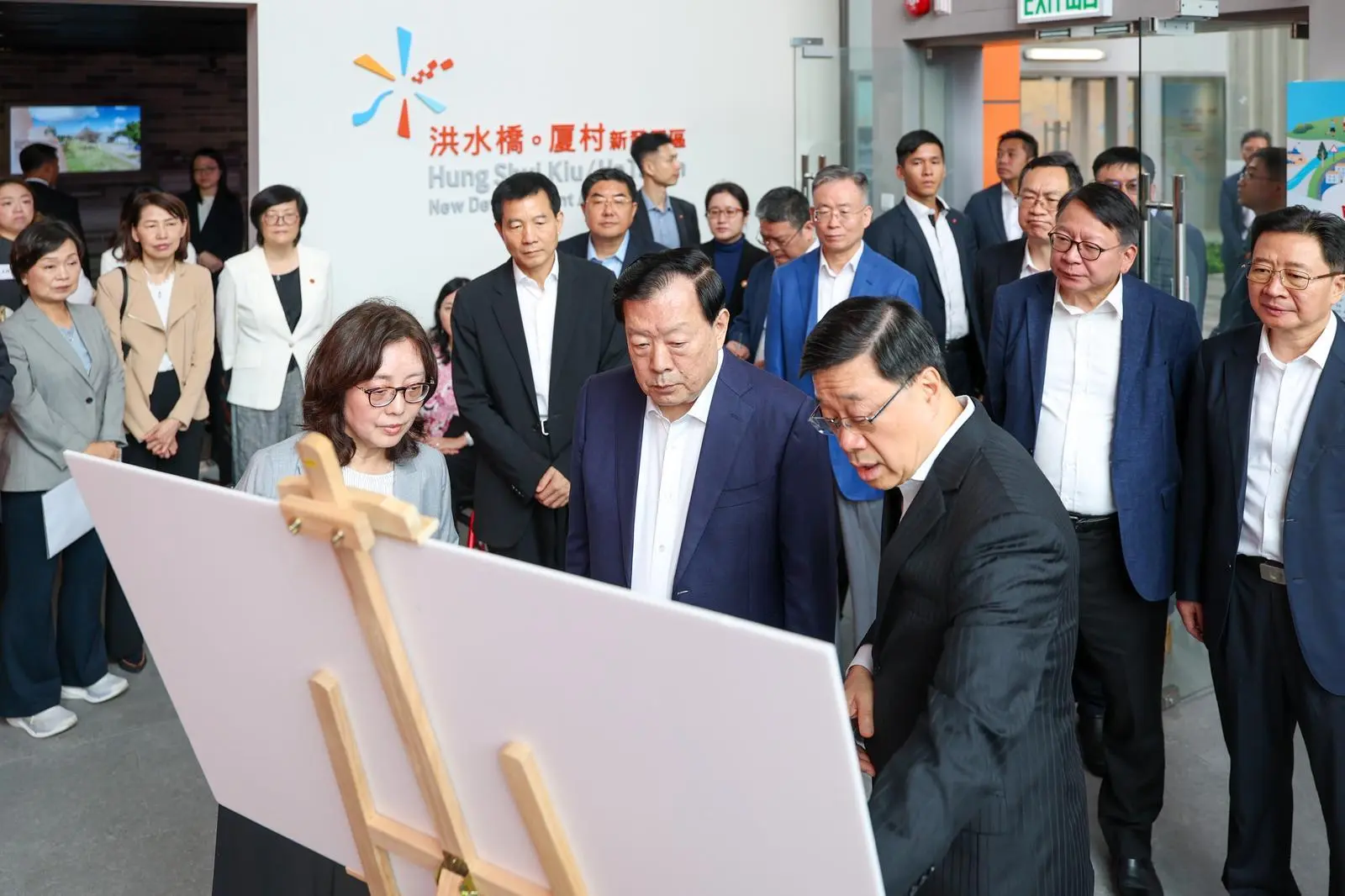 中央港澳工作辦公室主任、國務院港澳事務辦公室主任夏寶龍（前排中）今日（六月十六日）在行政長官李家超（前排右）陪同下到訪洪水橋╱厦村新發展區社區聯絡中心，聽取發展局局長甯漢豪（前排左）匯報有關該新發展區的規劃和建設情況。（政府新聞處）