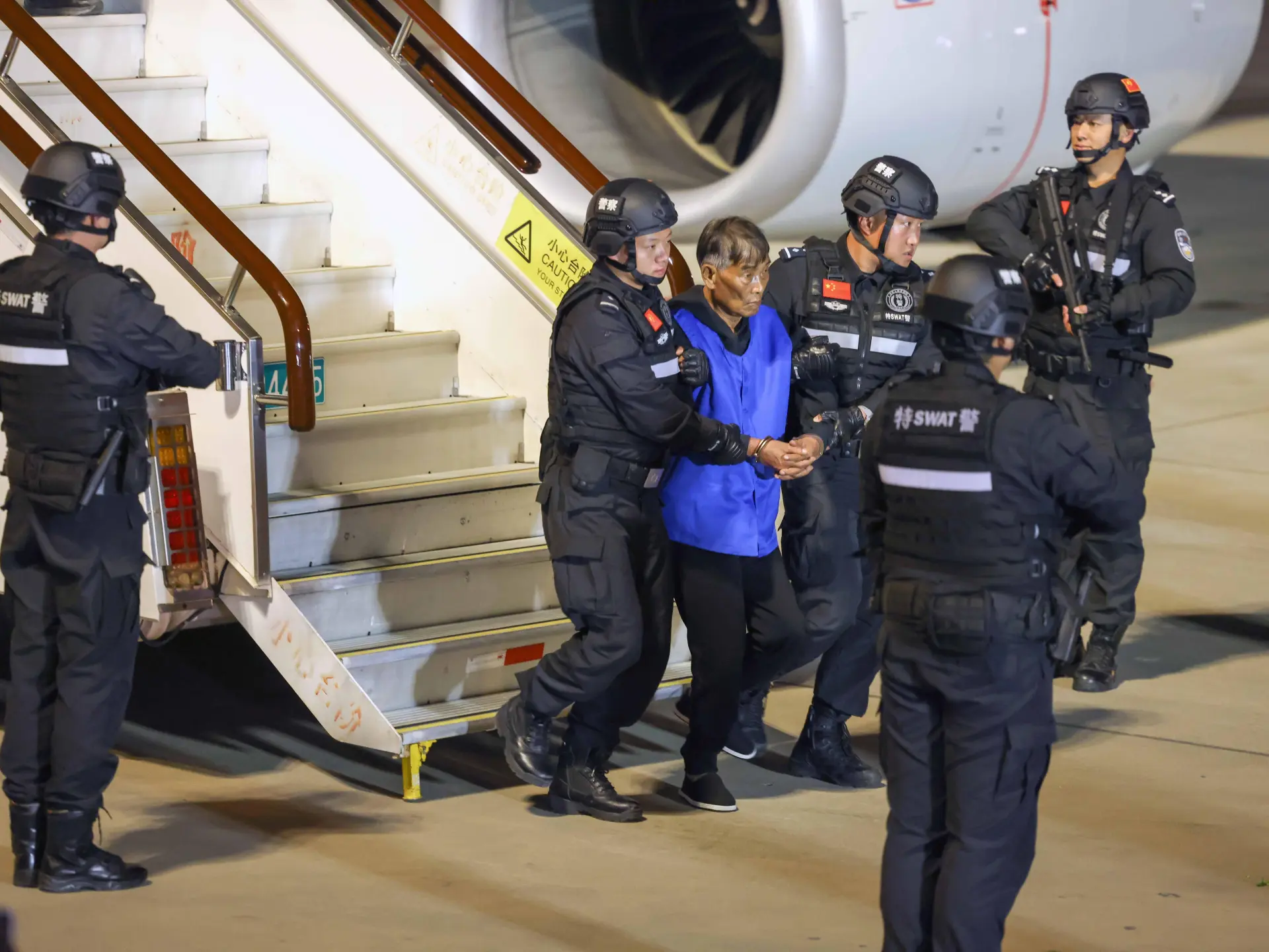 2009 年，白所成聯合他人驅逐彭家聲後自任果敢自治區主席，與其他家族掌控當地後，迅速壯大黃賭毒詐產業。直到前年 12 月中方懸賞通緝，緬甸警方抓獲相關人員並於去年 1 月移交中方，這起跨國犯罪案才進入審判階段。(圖：央視截圖)