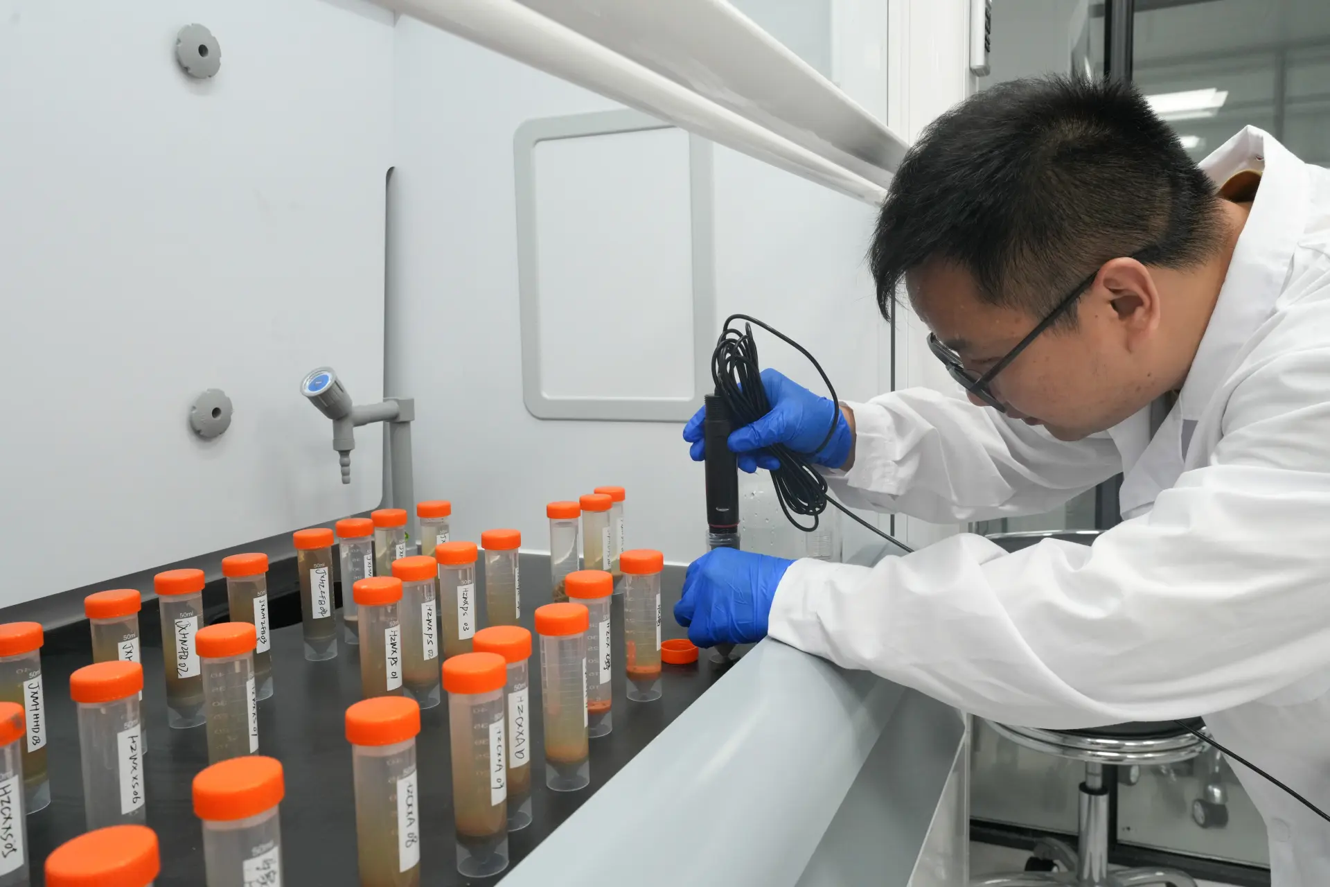 不過，在太空科技材料上，美國因為高度依賴中國的稀土金屬，成為現在美國在與中國競賽中的「死穴」。這也絕對是當前美國戰略上的最大漏洞。(圖：新華社)