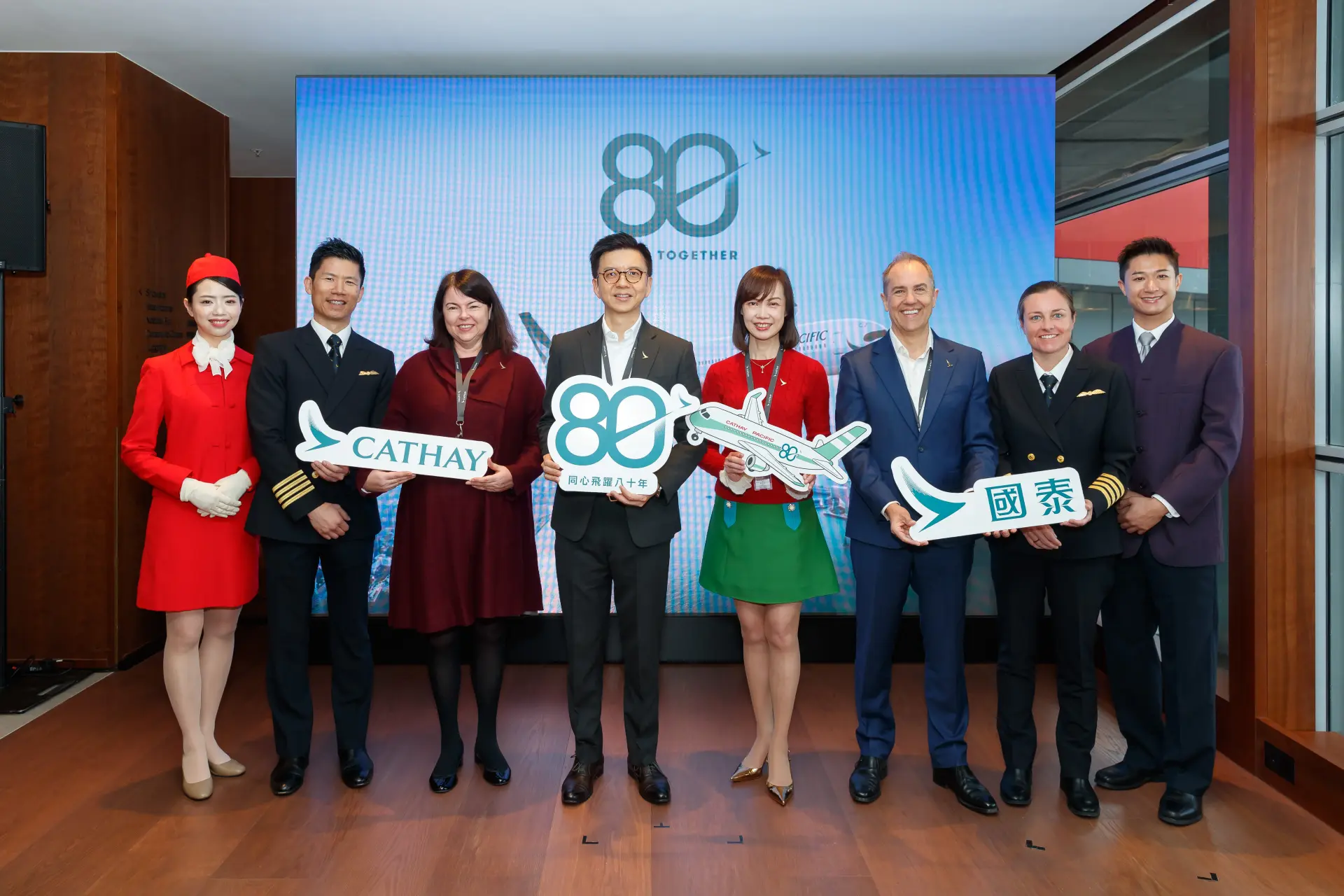 林紹波將自己比喻為運動員，稱壓力和危機正是推動國泰進步的關鍵動力。 重建之路伴隨著人力與機隊的艱難重組。從2022年中開始，被封存的飛機歷經複雜程序才得以逐一重返藍天。   更棘手的是人力補充，國泰從2021年便啟動本地及內地的招聘，至2024年創下全年聘用約7000名新員工的紀錄，使集團總員工數重回3萬人以上。(圖：國泰官網) 