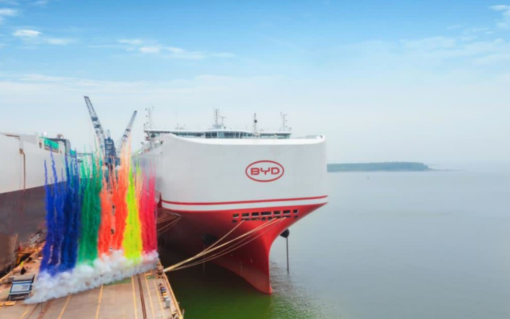 4月22日，汽車運輸船「深圳號」在江蘇儀徵金陵船廠正式交付（無人機照片）。(新華社)