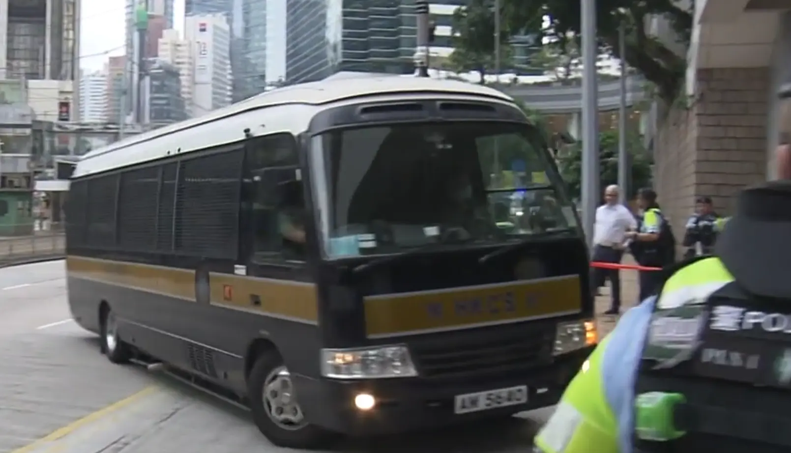 首被告何卓為被判監禁 18 年,次被告李嘉濱及第四被告張家俊各判囚 16 年 8 個月。因何卓為違反 2019 年刑毀案緩刑令,另須執行 6 天監禁,刑期分期執行。(圖:網絡翻攝)