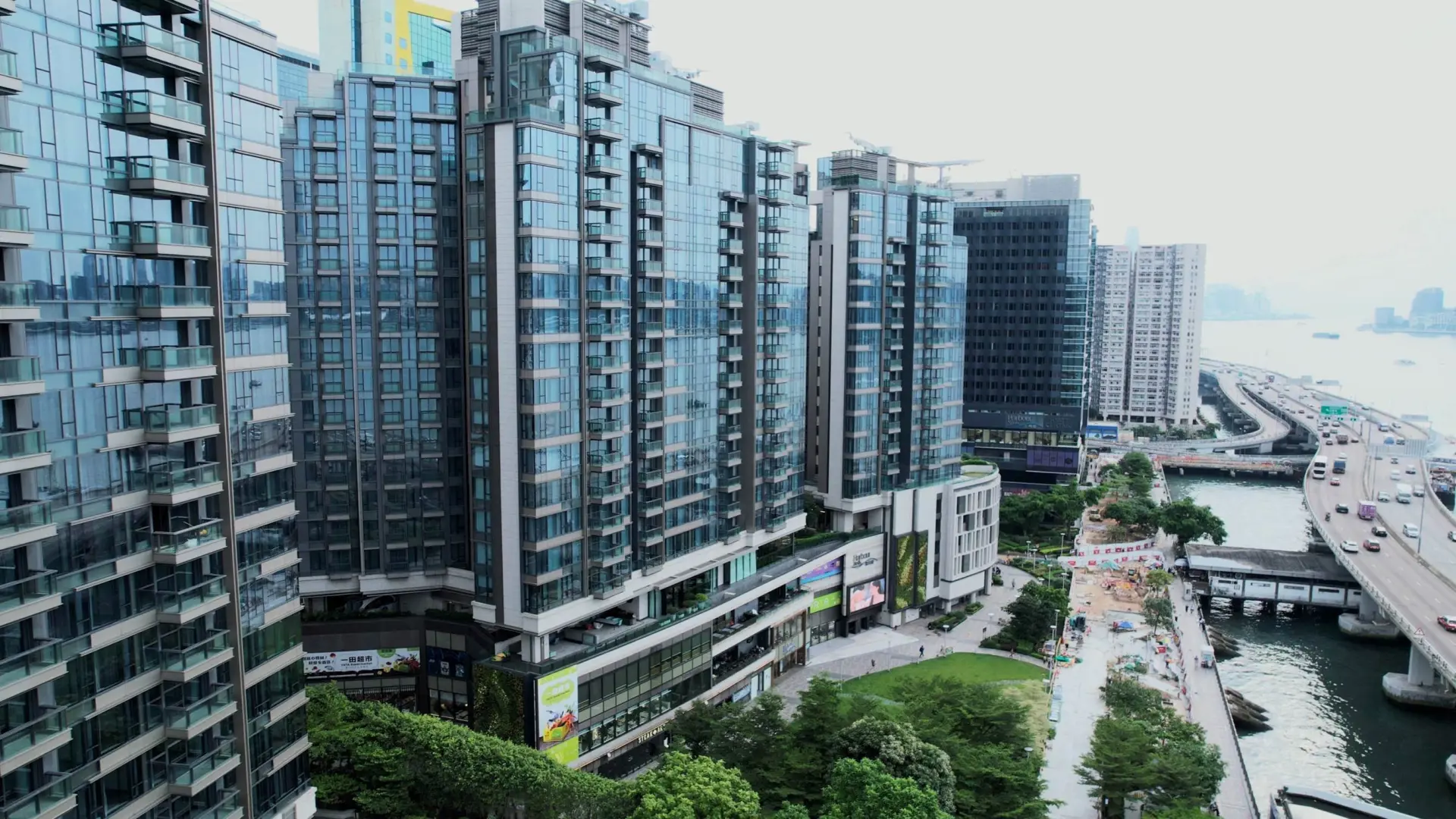 根據土地註冊處資料，小斯購入的單位位於海璇 2B-3 期第 1 座頂樓對落一層的「鳳凰樓層」，實用面積達 2118 平方呎，連同 430 平方呎平台及兩個車位，成交呎價高達 64589 元。(圖：網絡截圖)