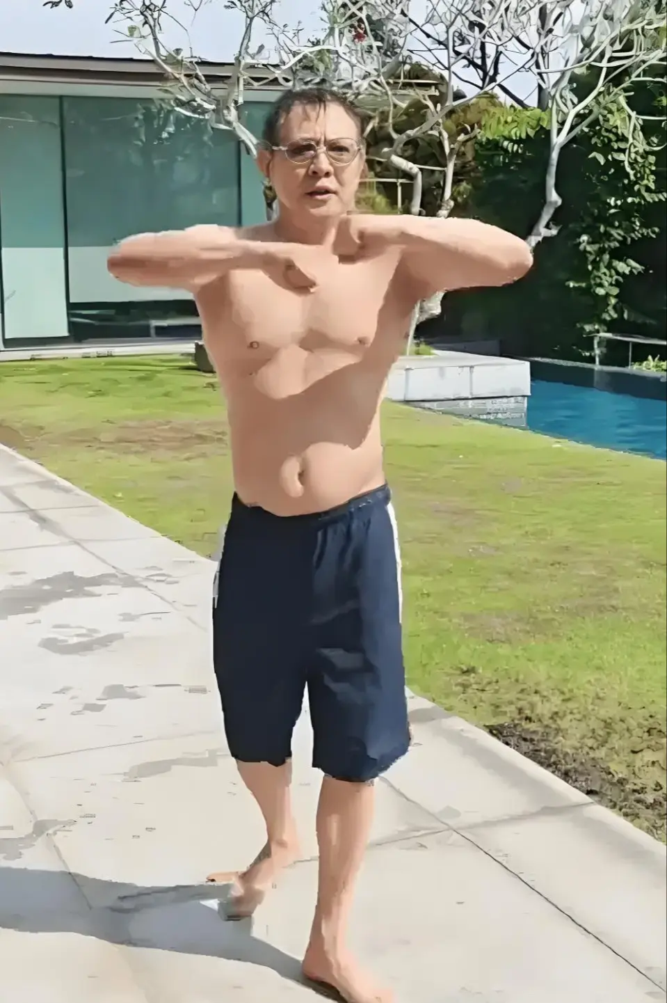 事實上，李連杰早已用行動進行過硬核辟謠。此前，因他頭發烏黑、精神飽滿的狀態與年初的憔悴形成鮮明對比，換心臟傳言愈演愈烈，他便在個人微博發布光著上身遊泳的視頻，多角度展示胸膛無任何手術疤痕的狀態，用直觀證據駁斥謠言。(圖：李连杰@微博)