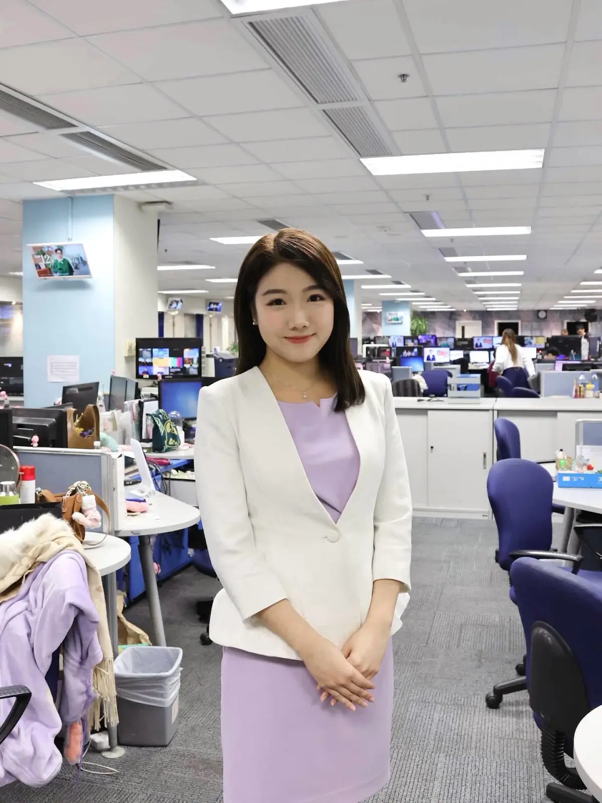 現年 27 歲的譚詩雅，畢業於香港中文大學社會學系，曾擔任社工，先後在 2022 年、2023 年兩度參選香港小姐，其後在 2024 年加入無綫新聞部擔任主播，今年因為健康及輪班安排等原因離開。(圖：szengatcn@IG)