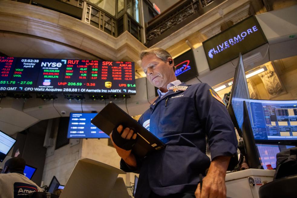 4月8日，交易員在美國紐約證券交易所交易大廳工作。(新華社)