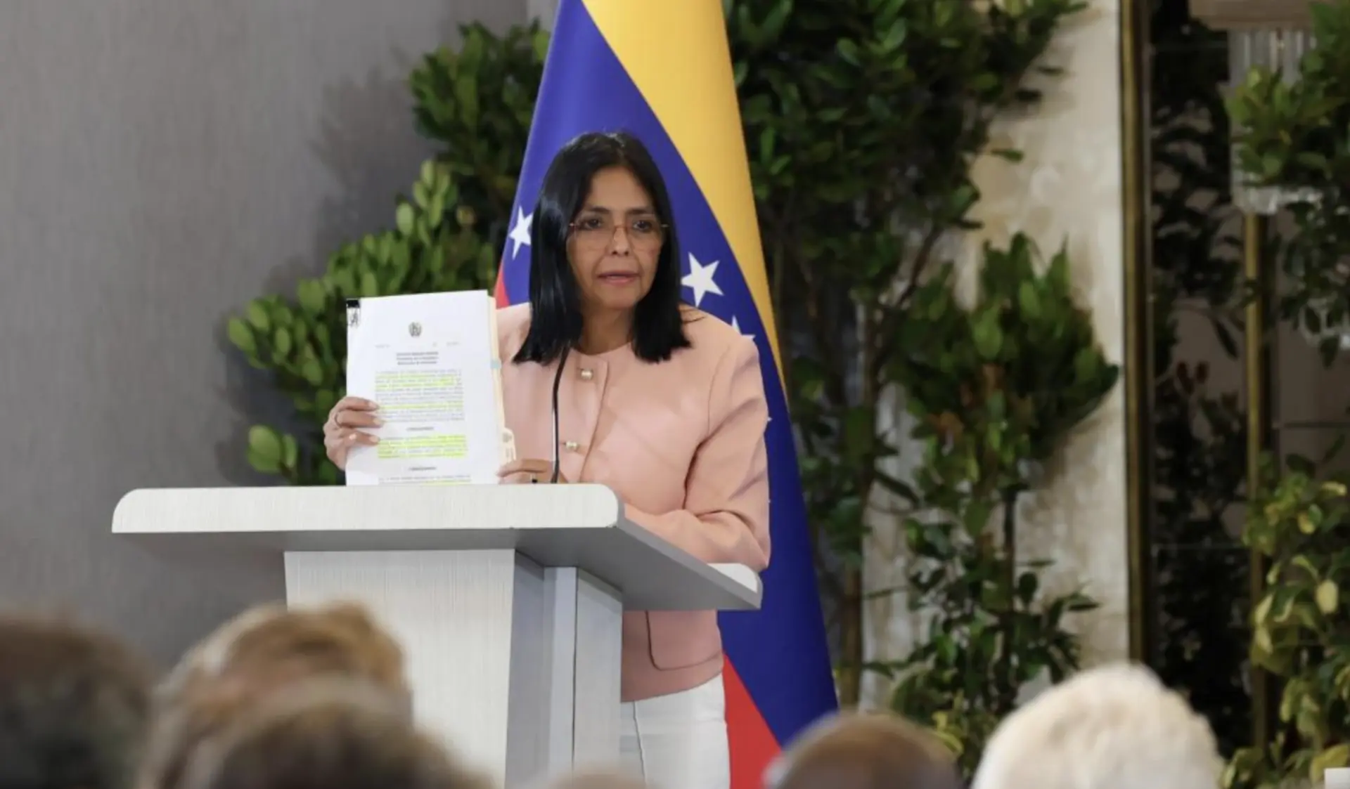 然而，特朗普的表述很快遭到羅德里格斯的強硬反駁。當地時間1月3日下午，羅德里格斯連同內政部長、外交部長及國防部長等官員，在國家電視台發表直播講話，直指馬杜羅是被美方「綁架」，嚴厲譴責美國對委內瑞拉發動的是「前所未有的軍事侵略」。(圖：新華社)