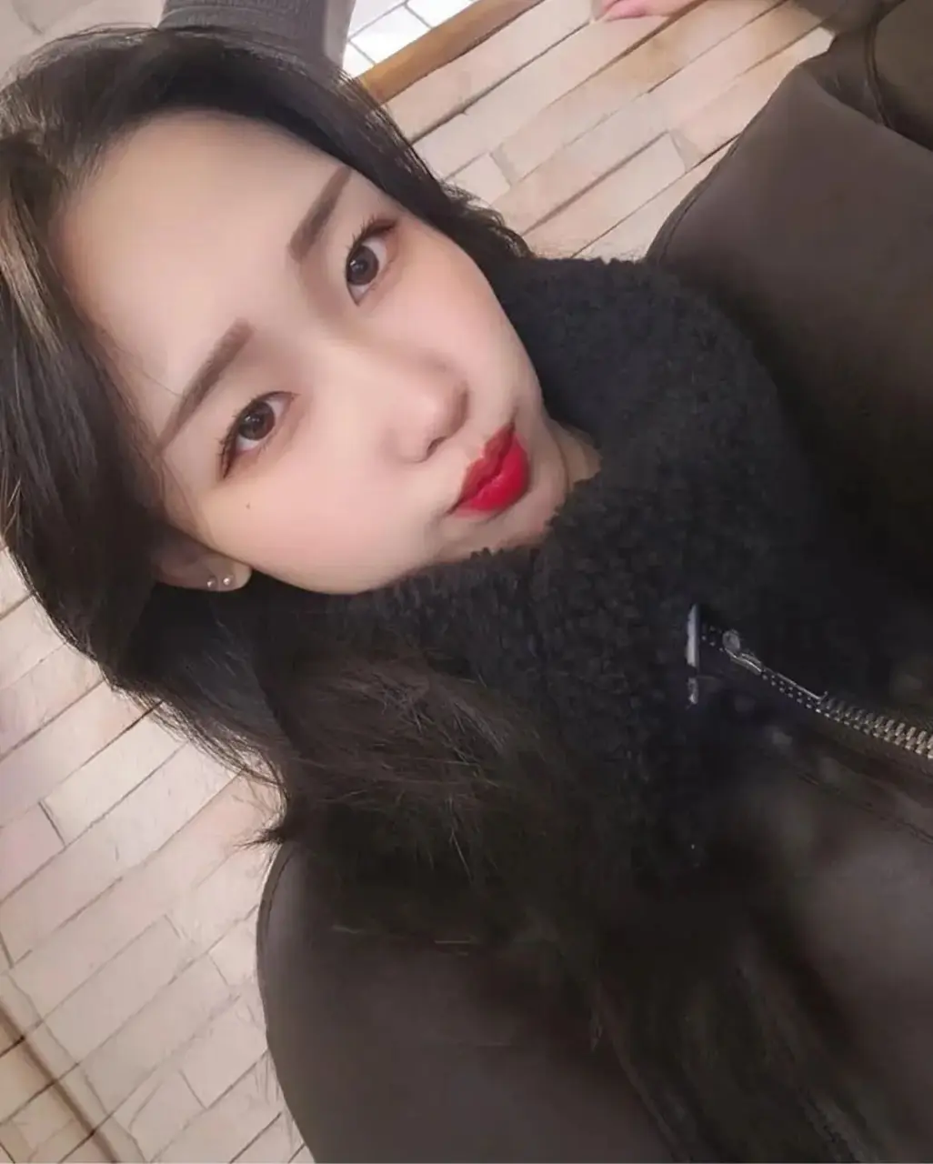 南韓22歲金女涉在摩鐵以苯二氮平類藥物毒殺2名男網友，奪命後仍發自拍徵友。（來源：Threads）