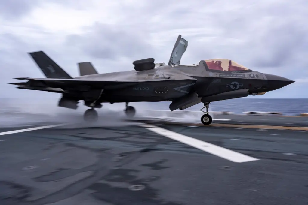 2025年6月4日，F-35B戰機降落在菲律賓海上的美利堅號兩棲突擊艦（USS America）。（DVIDS）