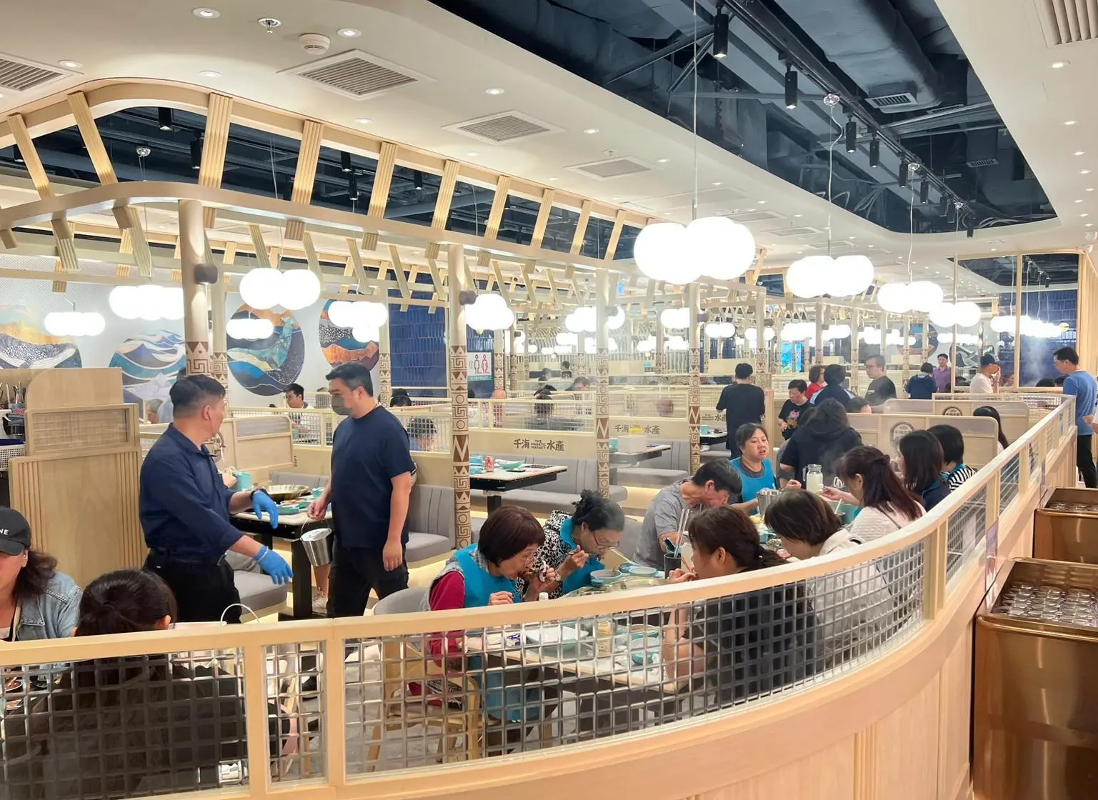 荃灣廣場「千海水產」職員發現一對男女正將未食用的肥牛、海鮮、公仔麵等放題食材偷偷裝入環保袋，隨即上前有禮制止，最終對方交出整袋食材。(圖： 網絡翻攝)