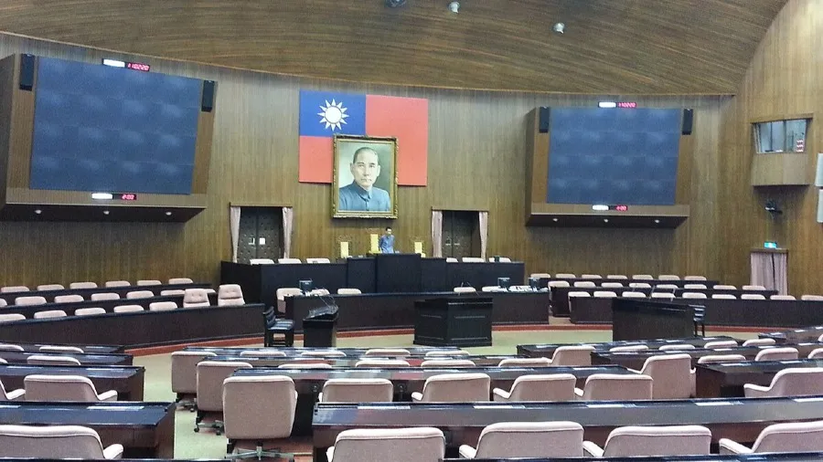 台灣綠委提案將港人取得居台身份延長至6年的封面圖片