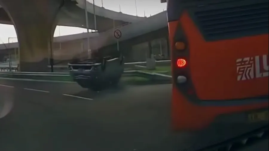赤鱲角機場南交匯處車禍｜私家車硬切線遭龍運巴士撞翻｜兩人受傷送北大嶼山醫院 網民讚片主救人的封面圖片