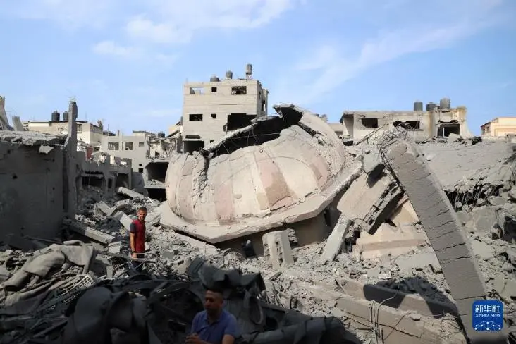 在加沙城拍攝的被以色列空襲炸毀的建築廢墟。新華社發（里澤克·阿卜杜勒賈瓦德攝）