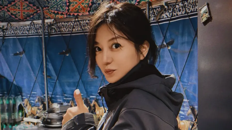 趙薇消失3年突曬茶卡鹽湖近照！圓潤紅潤破胃癌傳聞 18字文藏心境的封面圖片