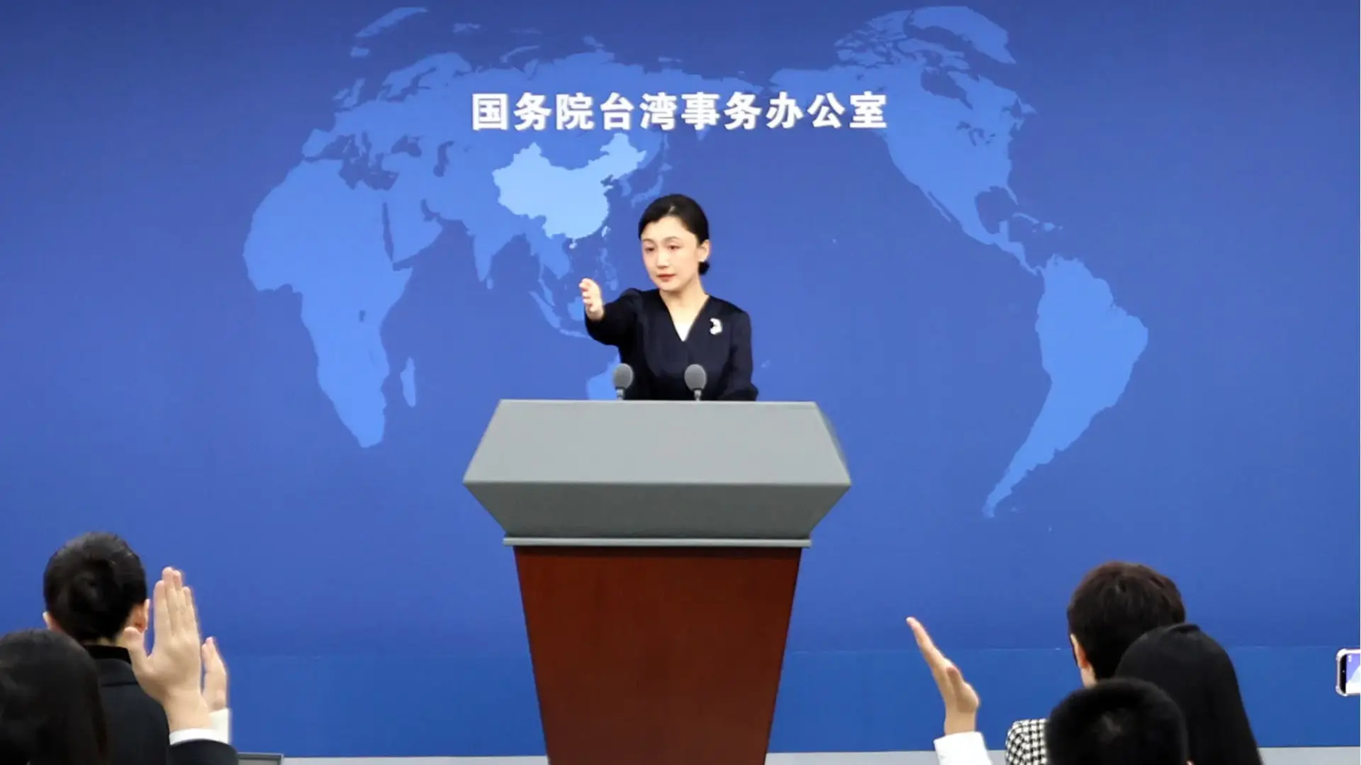 國務院台辦舉行例行新聞發布會，就「台獨」勢力針對歌手周杰倫扣帽子一事作出回應。發言人張晗指出，兩岸同胞都是中國人，台灣藝人認同中國歌手的身分，是堂堂正正做中國人的真摯情感流露。(圖：網絡截圖)