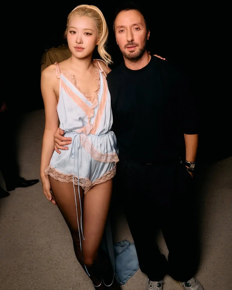 Rosé 透過社交平台分享與品牌創意總監 Anthony Vaccarello 的合照及秀場照片，感謝邀請並稱作品「真是美麗」，未提及爭議。(圖：網絡翻攝)