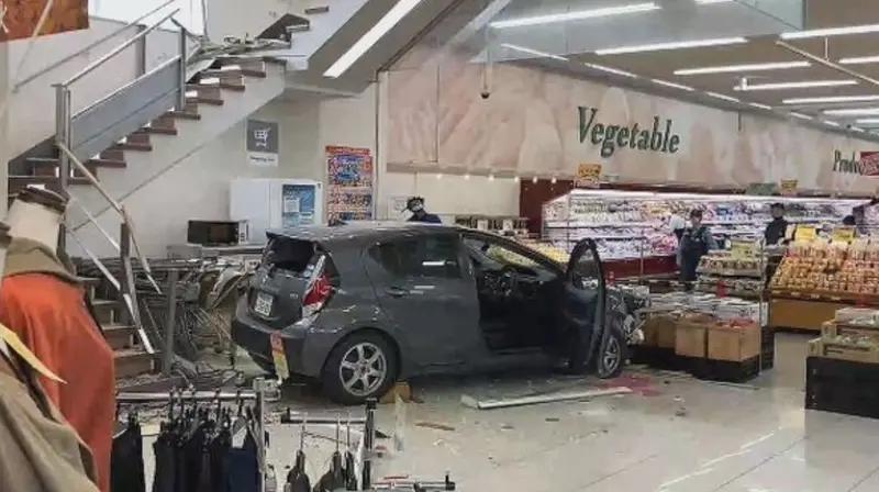 北海道超市驚現「車從天降」！竟是74歲駕駛員誤踩油門。（來源：Eco9Japan@X）