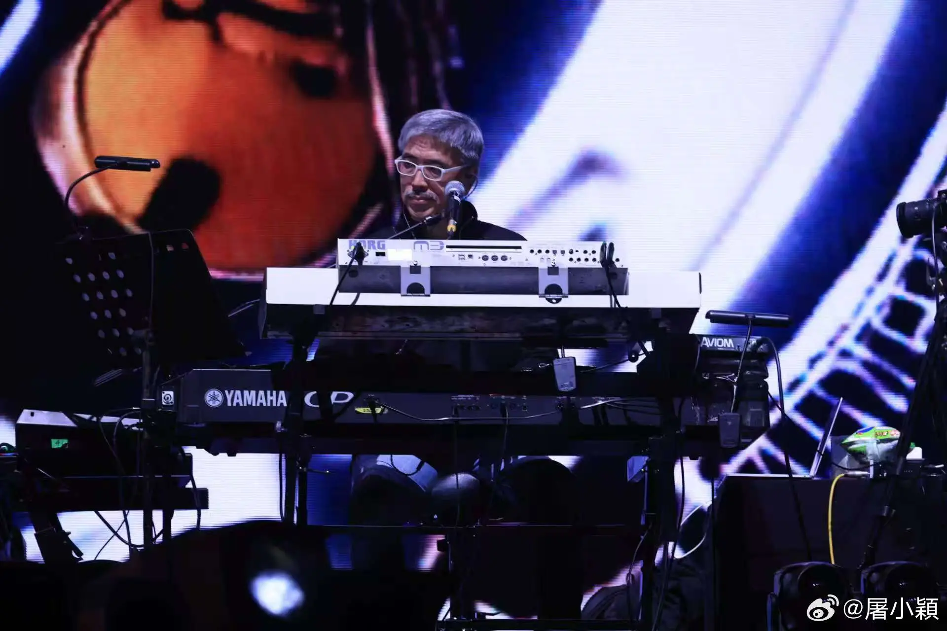 音樂才華屢獲獎項肯定的屠穎，1990 年憑〈我是個不喜歡熱鬧的人〉拿下金曲獎最佳編曲人獎，2003 年再奪香港 TVB8 金曲獎最佳編曲，2009 年以鋼琴專輯〈古都漫步〉獲金曲獎最佳作曲人提名。(圖：屠小穎@微博)