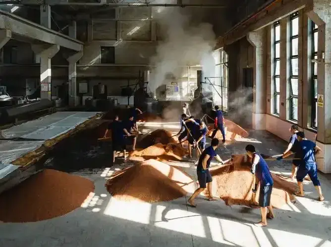 傳統白酒以糧食為原料，經發酵後蒸餾得到原酒，這一步驟決定了酒的基礎品質。（示意圖來源：images）