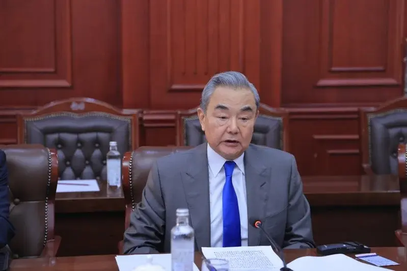 中共中央政治局委員、外交部長王毅22日在塔吉克抨擊日本右翼，提出三個絕不允許。圖／取自塔吉克外交部官網