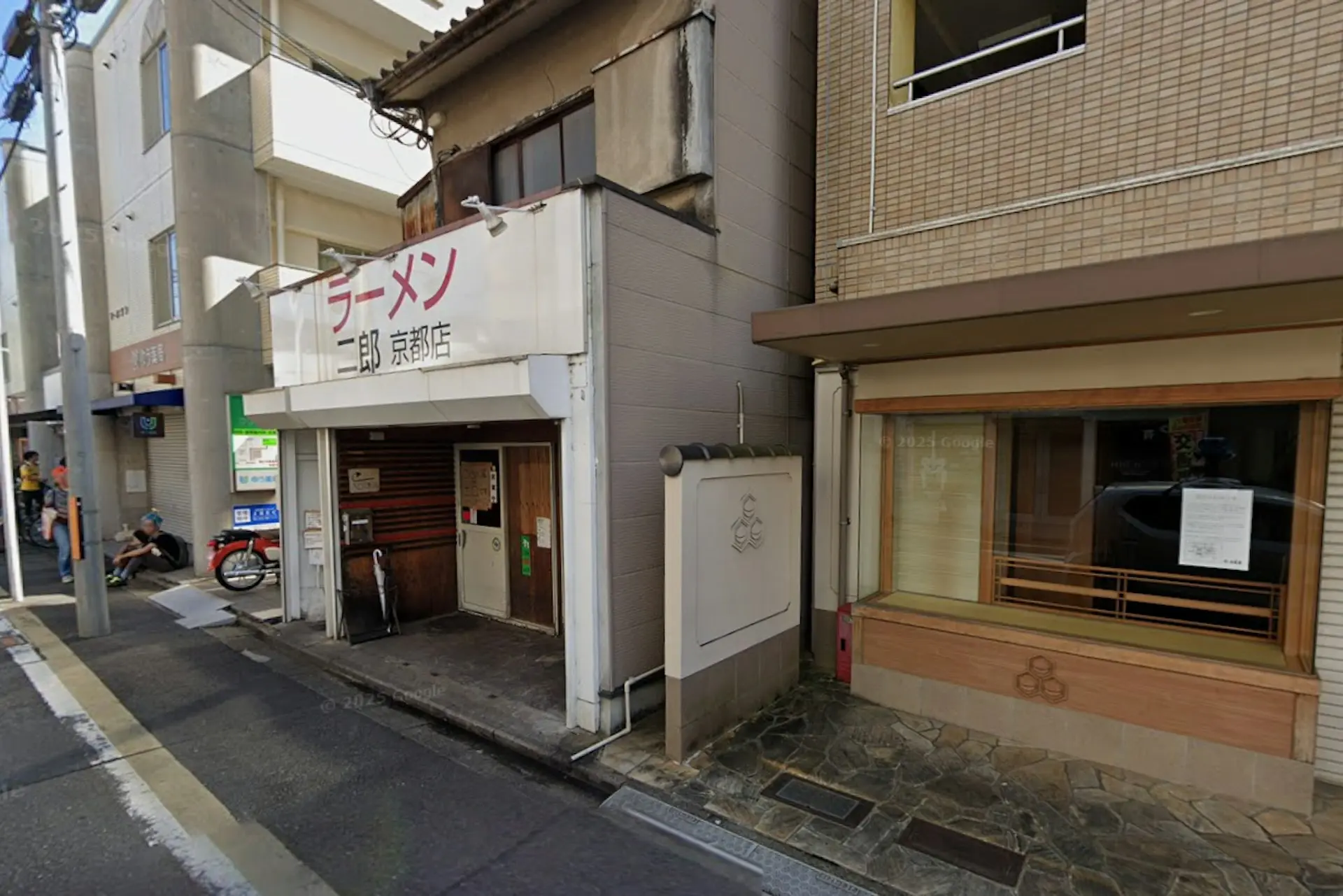 日本人氣大份量拉麵品牌拉麵二郎京都店，因學生顧客硬吃大碗拉麵、離店嘔吐擾鄰，推出嚴格新規，大碗拉麵限15分鐘完食，身體出現不適跡象須立刻離場。（來源：Google Maps）