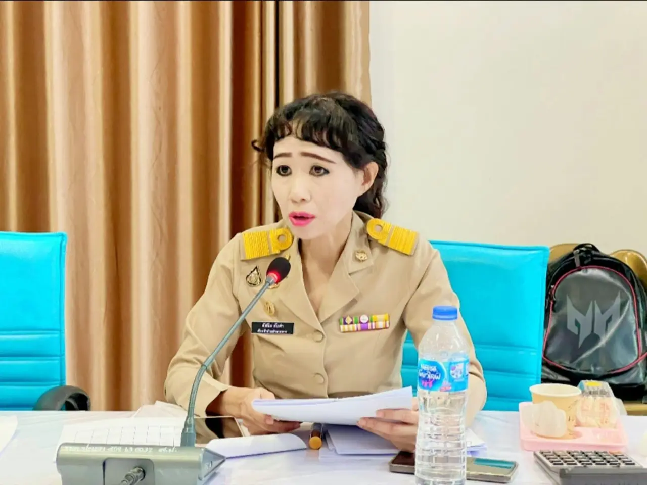泰國也拉府（Yala）女公務員塔普坎（Tassaneem Thapkham）因開會濃妝造型意外爆紅，遭部分網友批評外貌，她霸氣回應是個人習慣與自信展現，憑超高熱度獲鎮長邀請擔任觀光宣傳聯絡員。（來源：เทศบาลตำบลปะแต อำเภอยะหา@FB）
