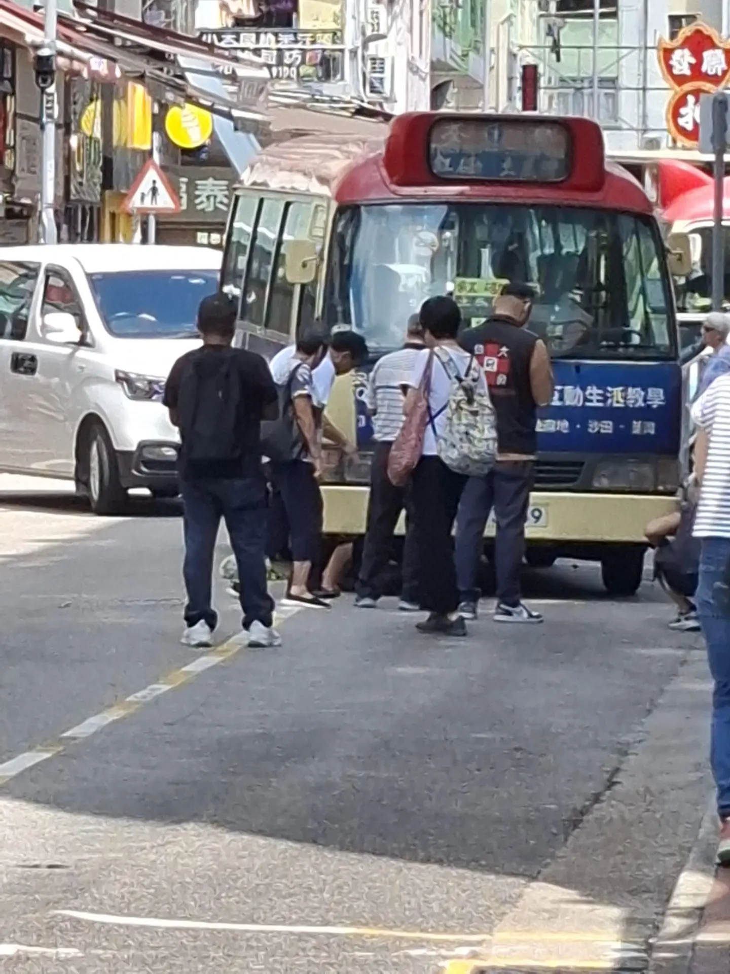 多名途經市民見狀立即上前協助，一邊安撫傷者情緒，一邊提醒來往車輛避讓，並迅速撥打緊急電話求助。​(圖：香港突發事故報料區及討論區@FB)