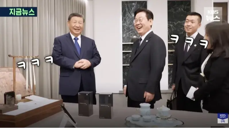 國家主席習近平與韓國總統李在明日前在韓國慶州出席亞太經合組織（APEC）峰會期間舉行會晤，習近平贈送李在明與其夫人小米手機，雙方針對手機資安一事幽默回應。（截自KBS）
