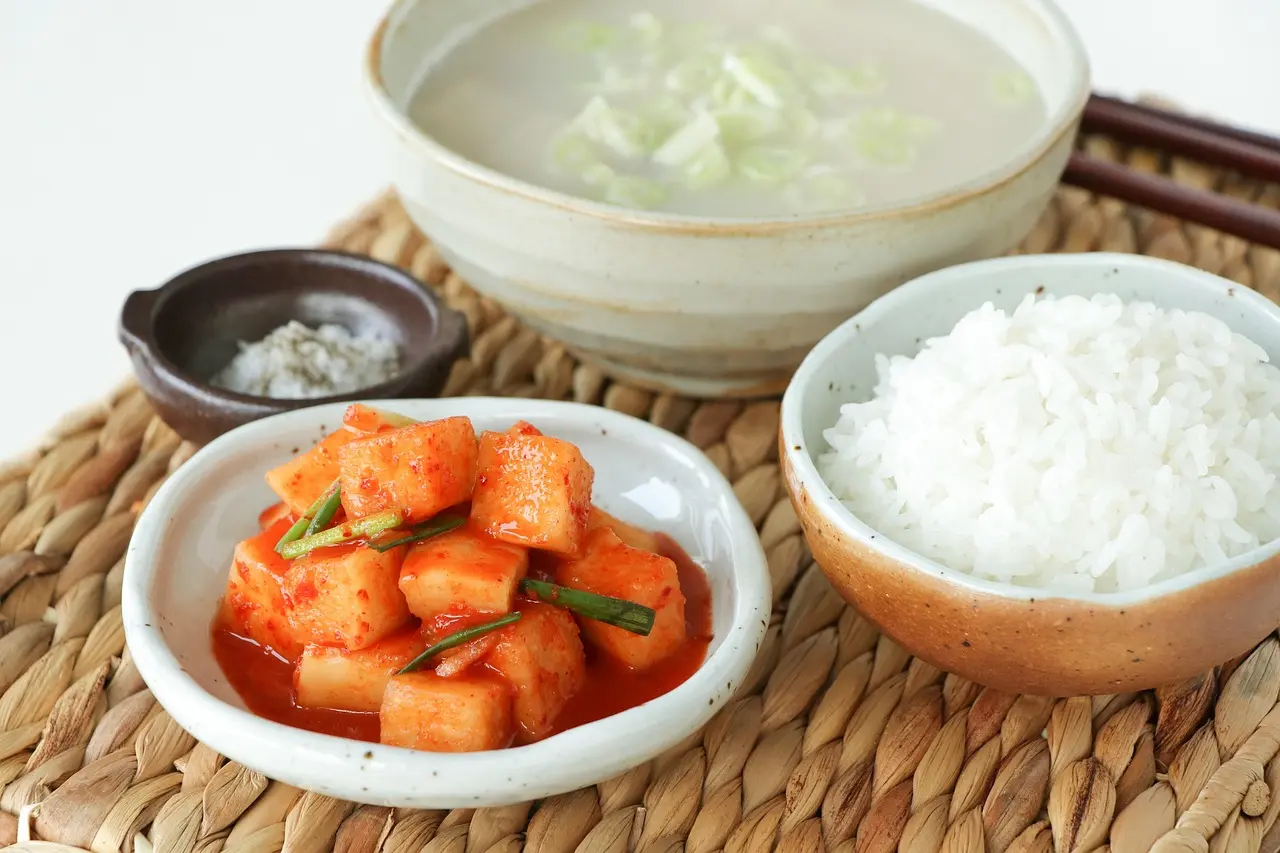 辛奇（Kimchi）風靡全球之際，韓國本土食用量卻連續15年下滑。權威調查顯示韓國男女老少食用頻率、吃法大幅改變，且食用量與收入掛鉤，同時對比中韓泡菜差異厘清爭議。（示意圖來源：pixabay）