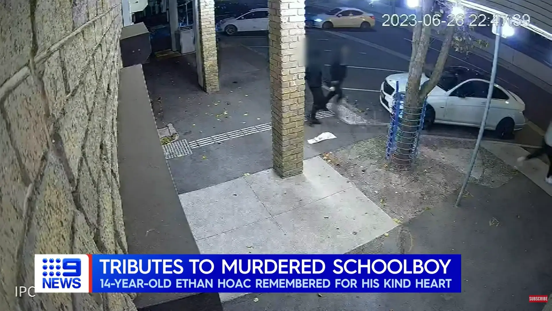 澳洲墨爾本驚爆無差別街頭殺人案，14歲亞裔少年Ethan Hoac遭陌生青少年偷車衝撞、瘋砍30刀慘死。兇徒犯案前還購買雪糕隨機尋仇，兇手辯稱魯莽駕駛，遭法官當庭駁回。（來源： 9 News Australia@YouTube）