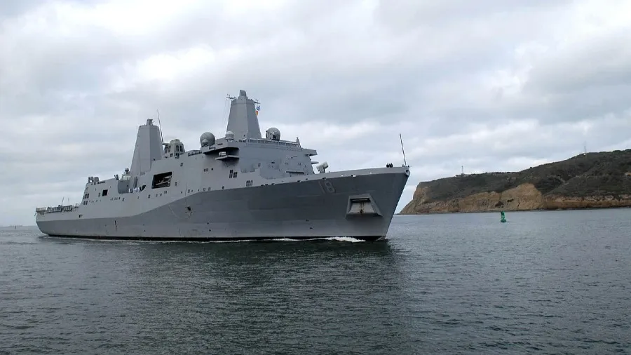 美軍兩棲船塢登陸艦日本沖繩狂燒15小時的封面圖片