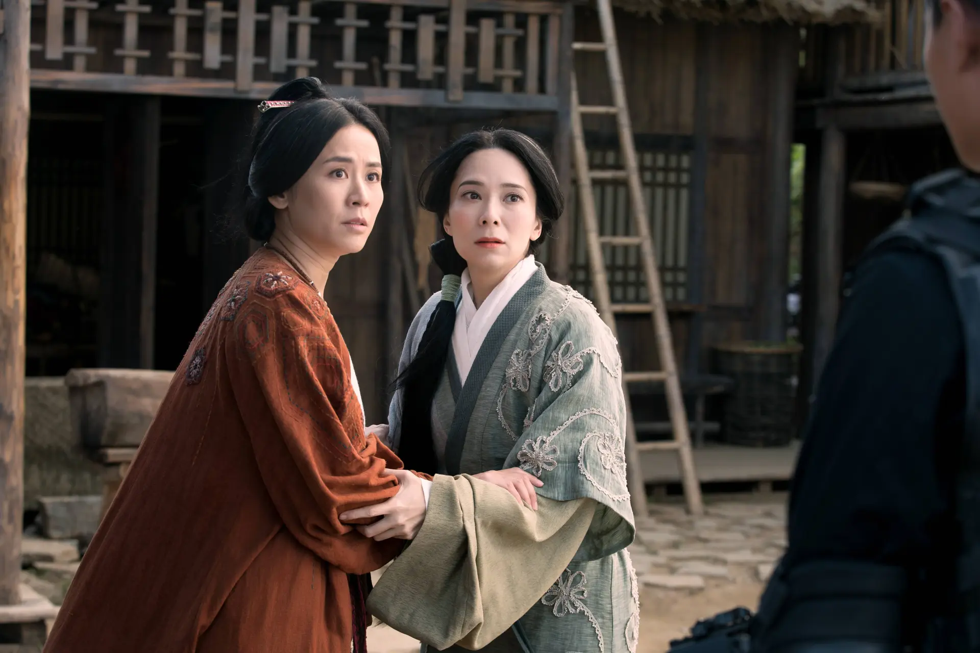 電影版《尋秦記》由古天樂擔任總監製，鄧維弼監製，吳炫輝與黎震龍聯合執導，延續了2001年無線電視劇版的原班人馬，古天樂、林峯、宣萱、郭羡妮及滕麗名領銜主演。(圖：《尋秦記》劇照)