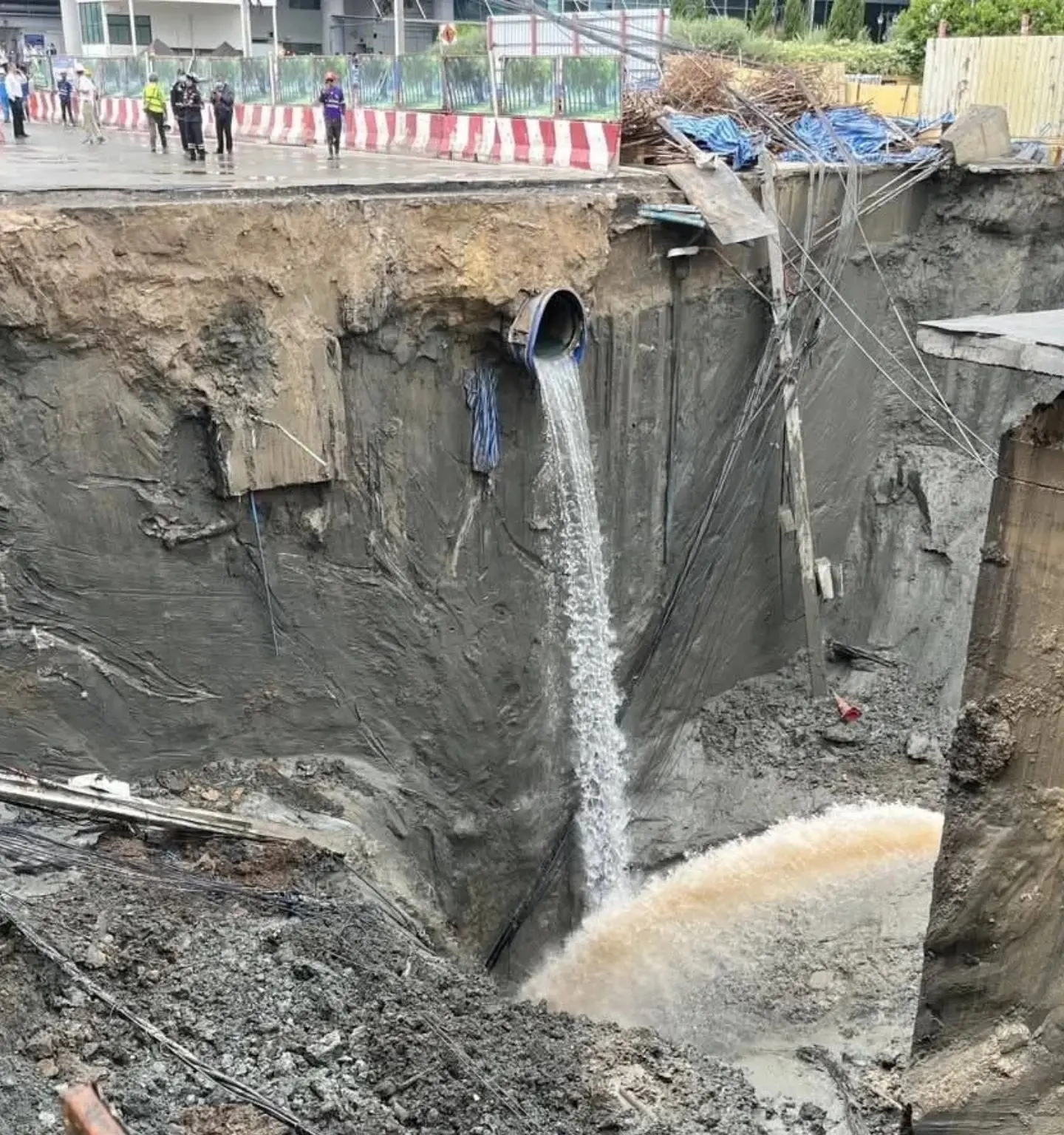 隨後官方更新訊息，確認是地下自來水主管爆裂，長時間浸水侵蝕路基所致。(圖：網絡翻攝)
